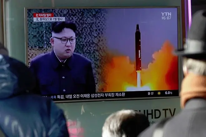 Ким пак плаши, изстреля 4 ракети