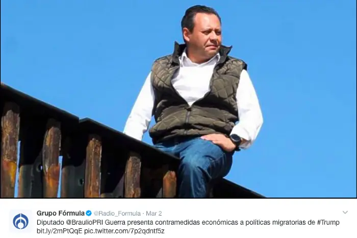 Мексикански депутат от върха на стената със САЩ: Безсмислена е! (ВИДЕО)