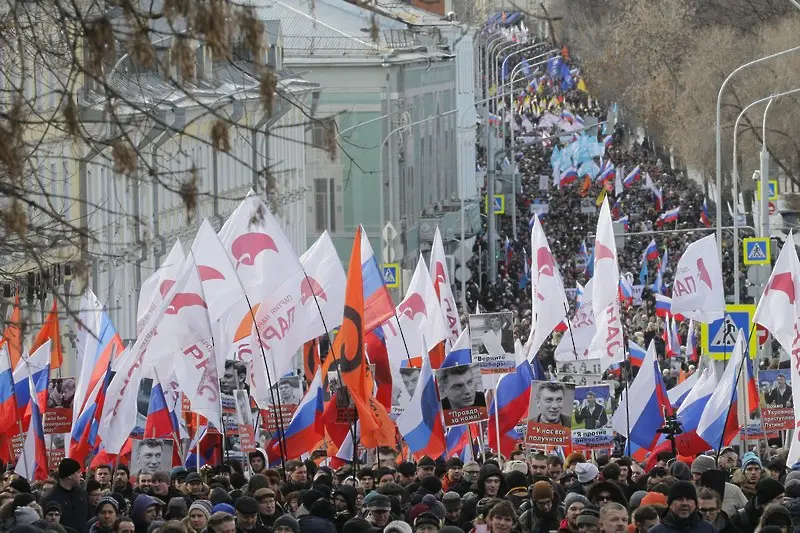 Десетки хиляди се събраха в памет на Немцов (СНИМКИ)