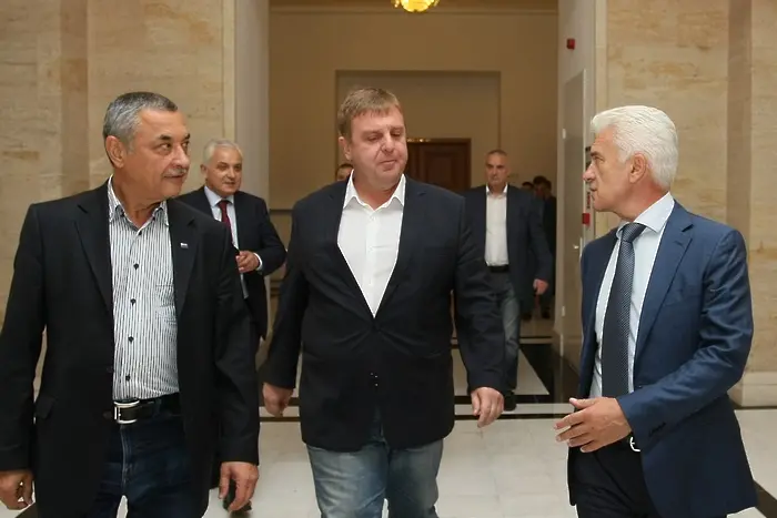 Поредна „патриотична“ метаморфоза: ВМРО, НФСБ и КОД пробват заедно
