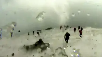 Екип на Би Би Си срещу вулкана Етна (ВИДЕО)
