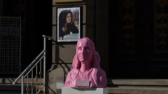 „Гардиън“ към София: Не ви трябват статуи на жени, а политически действия