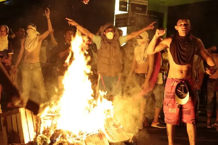 Подпалиха парламента в Парагвай (СНИМКИ+ВИДЕО)