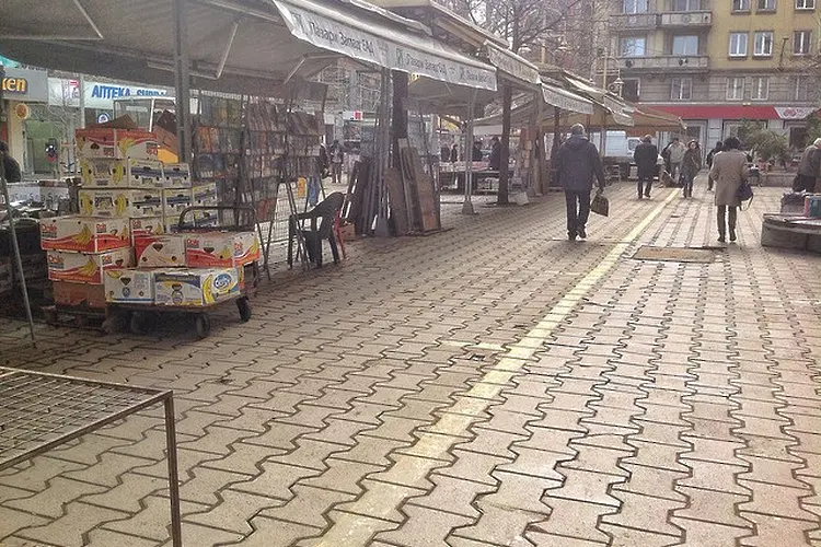 Книжният пазар на площад „Славейков“ се топи (СНИМКИ)