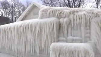 Студ превърна къща в леден блок 