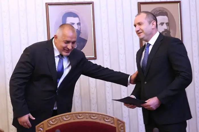 Борисов връчи на президента папката с правителството (СНИМКИ)