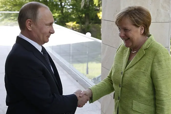 Меркел с тояга и морков при Путин