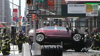 Кола се вряза в пешеходци в Ню Йорк (СНИМКИ)