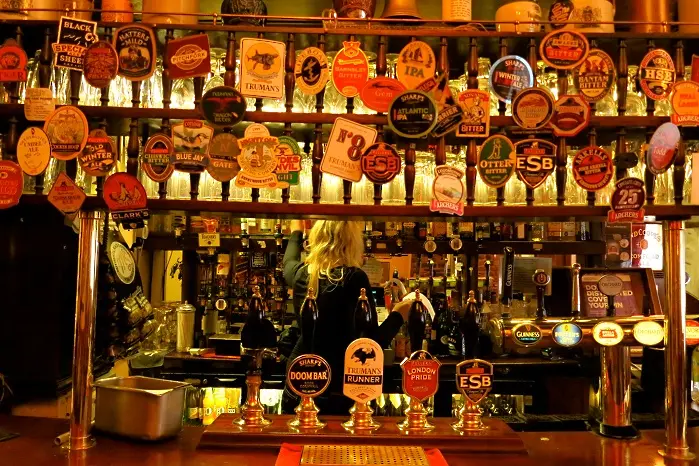 Ресторантите, баровете и пъбовете в Англия ще затварят по-рано