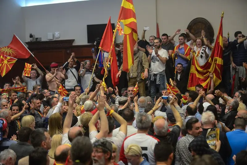 Демонстранти нахлуха в парламента в Скопие, раниха депутати (СНИМКИ, ВИДЕО)