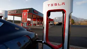 Собствениците на Tesla все пак ще могат да зареждат безплатно