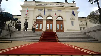 Парламентът се връща в старата си сграда. Поне за първото заседание