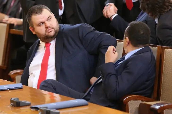 За 5 минути и с пълно единодушие депутатите одобриха медийния закон на Пеевски