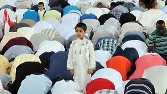 Мюсюлманите по света празнуват края на Рамазан