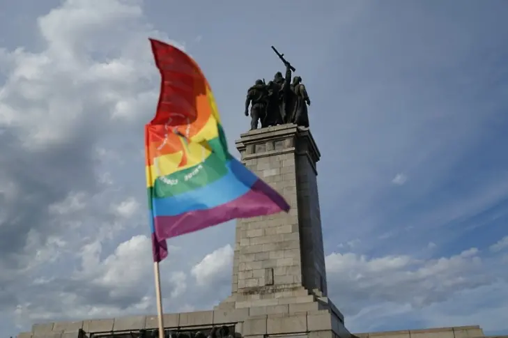 Всеки пети западнобалканец подкрепя боя над роми и гейове