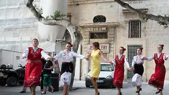 Радева се хвана на хорото в Малта (СНИМКИ)
