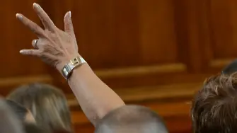Изборът на ВСС в парламента - един вдига ръка, другите го следват (СНИМКИ)
