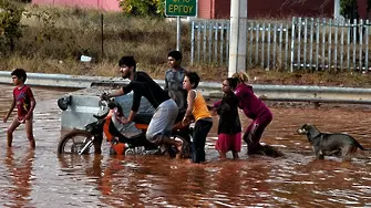 15 души загинаха при наводнения в Гърция (СНИМКИ)