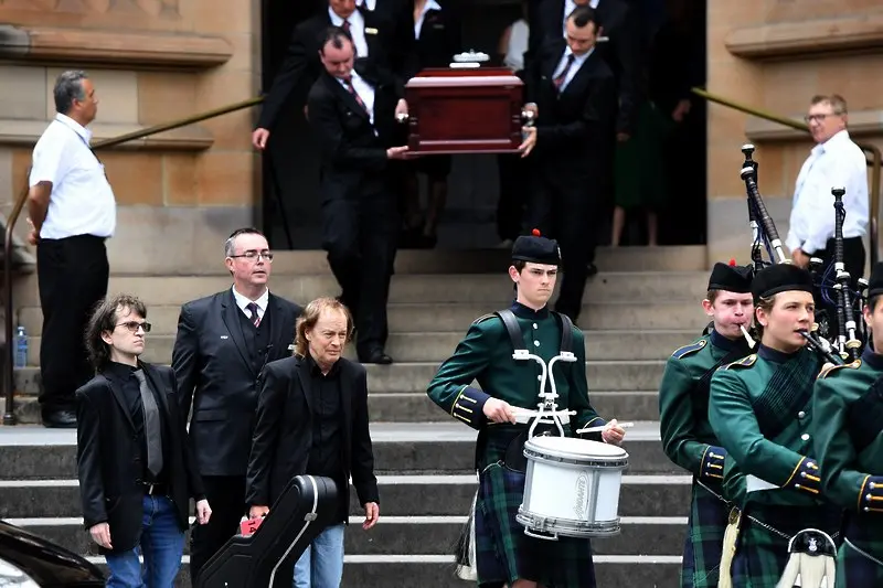 Погребаха Малкълм Йънг с шотландски гайди (ВИДЕО)