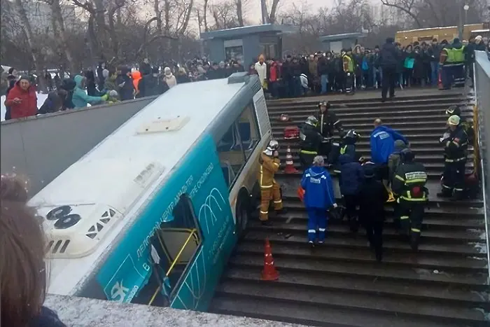 Автобус влезе в пешеходен подлез в Москва