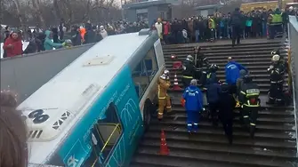 Автобус влезе в пешеходен подлез в Москва