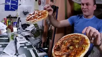 Как се прави пица в космоса (ВИДЕО)