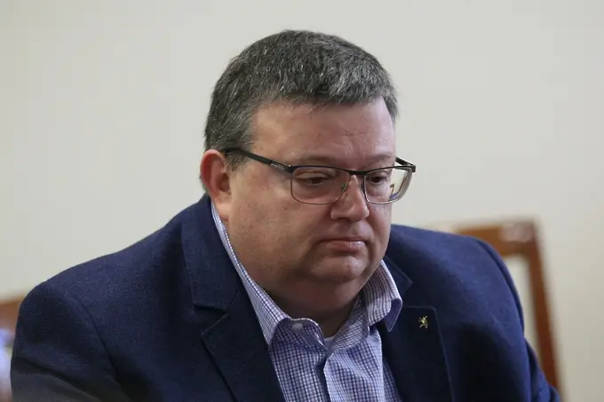 Цацаров издърпа избора на нов главен прокурор с още 3 седмици напред