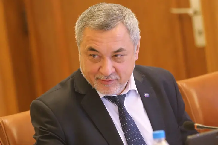 След оставките: НФСБ на Валери Симеонов решава остава ли във властта