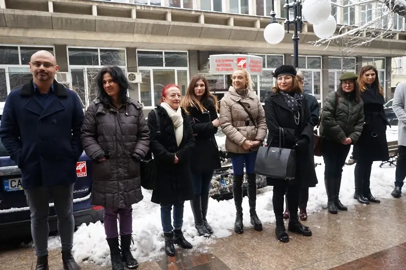 Граждани на протест пред БНТ срещу Кошлуков (СНИМКИ)
