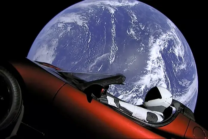 Илон Мъск изстреля кола в Космоса