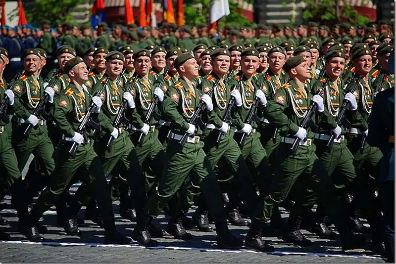 Русия връща политкомисарите в армията