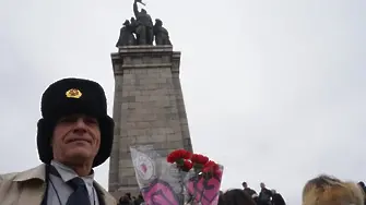 Чудо! Без Сталин пред Паметника на Съветската армия (СНИМКИ)
