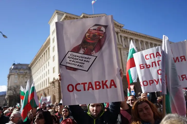 Протест срещу сделката с ЧЕЗ: Зад Гинка се вижда Борисов (СНИМКИ)