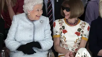 Кралицата за първи път на модно ревю (СНИМКИ)