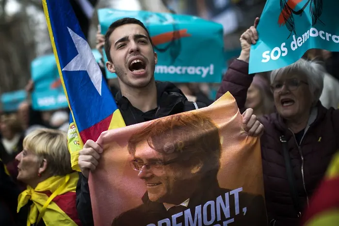 Хиляди на протест в Барселона: Пучдемон е нашият президент! (СНИМКИ)