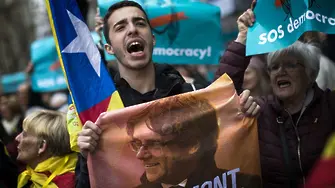 Хиляди на протест в Барселона: Пучдемон е нашият президент! (СНИМКИ)