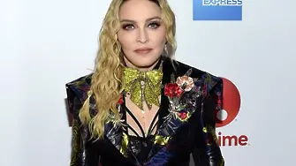 Бельо на Мадона, кичур коса и писмото, с което Тупак къса с нея, отиват на търг