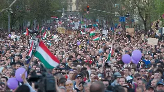 100 000 на протест срещу Орбан