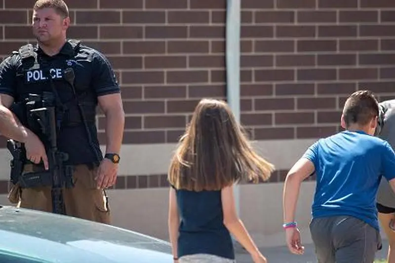 Момче стреля по съученици в Индиана, рани 10 души