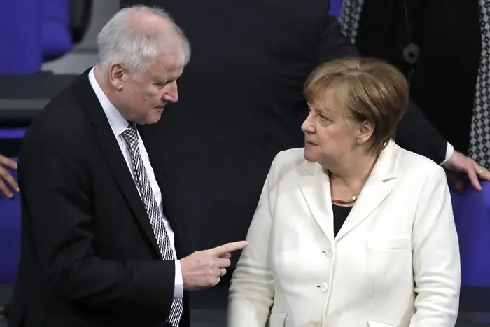 Меркел и Зеехофер се разбраха за бежанците