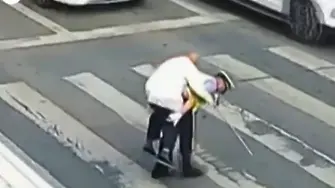Полицай пренесе дядо на гърба си през 