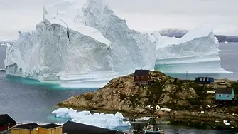 Огромен айсберг 