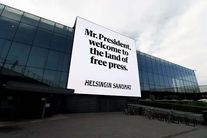 Финландски вестник посрещна Тръмп и Путин с плакати за свобода на словото