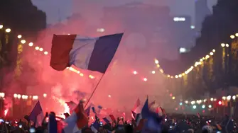 Вандали, разбиват, грабят мол в Париж