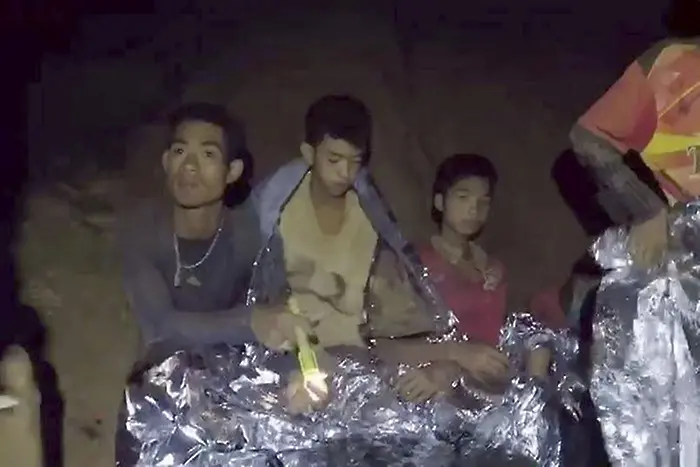 Учат блокираните в тайландска пещера деца да се гмуркат
