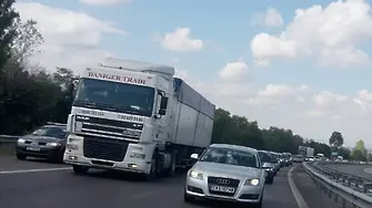Шофьор вади пистолет на друг на магистрала 