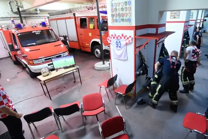 Пожарната в Загреб: По-леко с пиротехниката, нека гледаме мача (ВИДЕО)