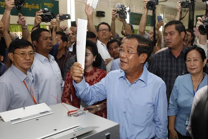 Управляващите в Камбоджа спечелиха “избори” при забранена опозиция