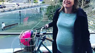 Новозеландска министърка се качи на колелото си и отиде да ражда