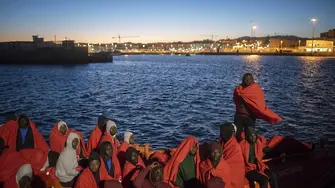 Мигранти от Африка заливат Испания. Вижте как (ВИДЕО)